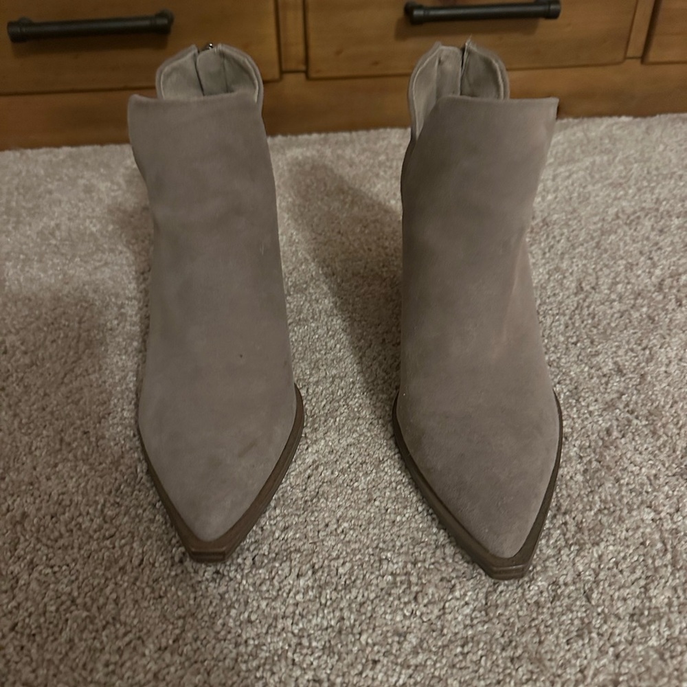 Vince Camaro Gigeta Bootie in Foxy Suede Size 8.5